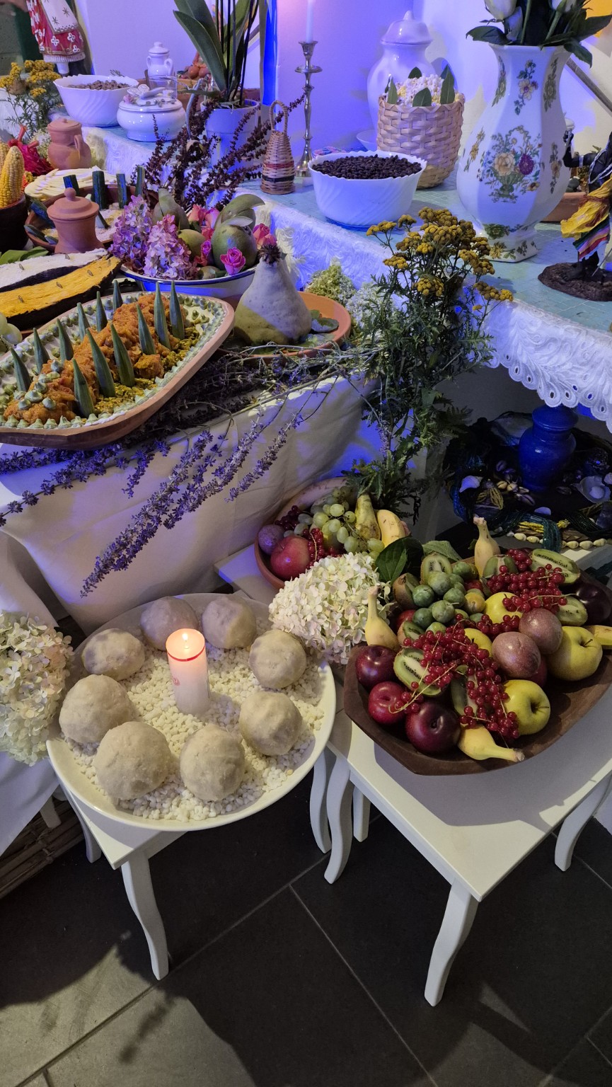 Fruits, fleurs et préparations disposés pour la Comida de Santo