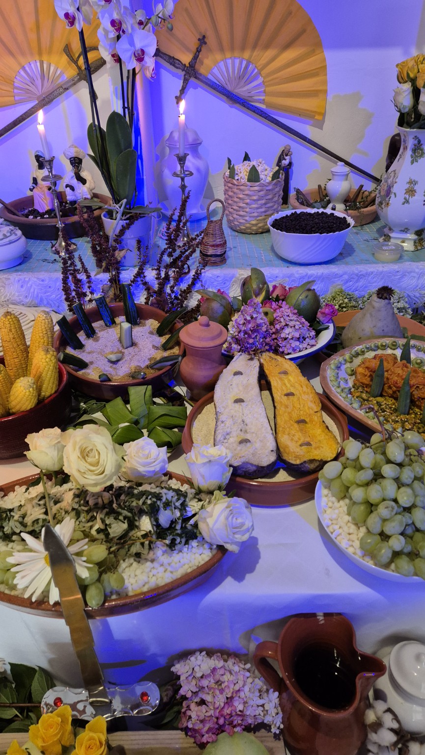 Fruits et aliments disposés sur la table de la Comida de Santo