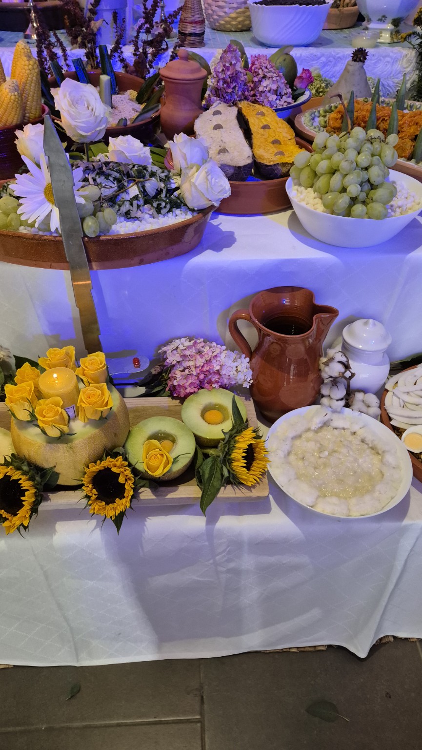 Offrandes, fleurs et récipients de la Comida de Santo